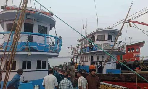 നിയമവിരുദ്ധ മത്സ്യബന്ധനം; മൂന്ന് അന്തർ സംസ്ഥാന ബോട്ടുകൾ പിടികൂടി