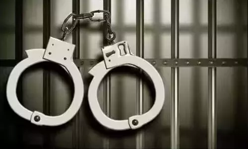 ഒന്നര കിലോമീറ്റർ നഗ്നനാക്കി നടത്തിച്ചു; പ്രായപൂർത്തിയാകാത്ത പെൺകുട്ടിക്കൊപ്പം ഒളിച്ചോടിയതിന് 16കാരന് ക്രൂര മർദനം