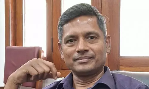 വോട്ടർപട്ടികയിൽ പേരില്ല; മുഖ്യതെരഞ്ഞെടുപ്പ് ഓഫീസർ രത്തൻ യു.ഖേൽക്കർ ഹിയറിങ്ങിന് ഹാജരായി