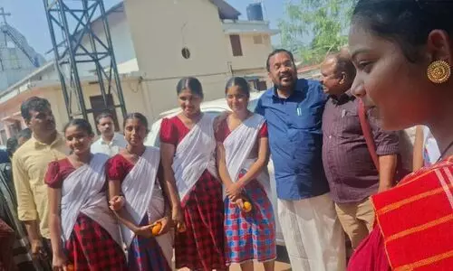 ഓറഞ്ചുമായി മന്ത്രിയെത്തി, ചൂരൽമലയു​ടെ ഉണ്ണിമാഷ്ക്കും കുട്ട്യോൾക്കും മധുരം നൽകാൻ