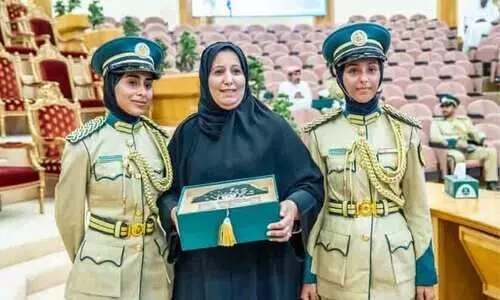 ബി​രു​ദ​ധാ​രി​ക​ളു​ടെ കു​ടും​ബ​ങ്ങ​ളെ ആ​ദ​രി​ച്ച്​ ദു​ബൈ പൊ​ലീ​സ് അ​ക്കാ​ദ​മി