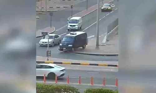 വാ​ഹ​ന​മോ​ടി​ക്കു​മ്പോ​ൾ ശ്ര​ദ്ധ തെ​റ്റ​രു​ത്​; മു​ന്ന​റി​യി​പ്പു​മാ​യി ഷാ​ർ​ജ പൊ​ലീ​സ്​