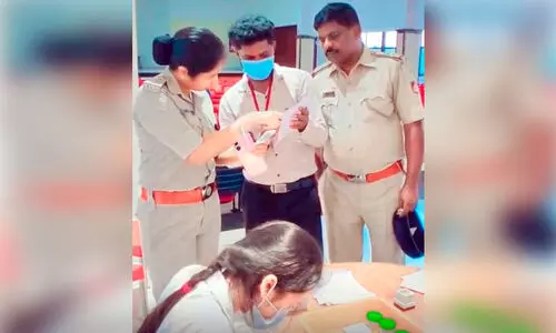 കേ​ര​ള​ത്തി​ലേ​ക്കു​ള്ള കോ​ള​ജ് ബ​സു​ക​ളി​ൽ പൊ​ലീ​സ് റെയ്ഡ്