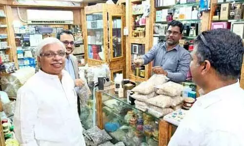 പ്ര​മു​ഖ സം​വി​ധാ​യ​ക​ന്‍ ക​മ​ല്‍ മ​ത്ര സൂ​ഖ് സ​ന്ദ​ര്‍ശി​ച്ചു