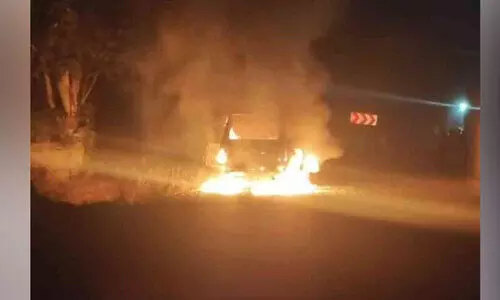 ദേശീയപാതയിൽ ഓടിക്കൊണ്ടിരുന്ന കാറിന് തീപിടിച്ചു