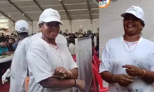 ‘പാട്ട് കേട്ടാ പിന്നെ ഡാൻസ് ചെയ്യാതെ പറ്റ്വോ?’ -ഇലയെടുക്കുന്നതിനിടെ ബീനേച്ചിയുടെ കിടിലൻ ഡാൻസ്