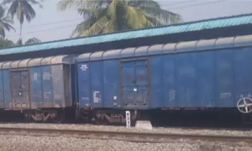 പ​ട്ടാ​മ്പി​യി​ൽ ഗു​ഡ്‌​സ് ട്രെ​യി​ൻ പാ​ളം തെ​റ്റി;   ട്രെ​യി​നു​ക​ൾ വൈ​കി​യോ​ടു​ന്നു