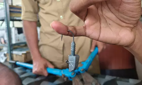 മീൻ പിടിക്കുമ്പോൾ വിരലിൽ തുളഞ്ഞ് കയറി ചൂണ്ട; സർജറി ചെയ്യണമെന്ന് ആശുപത്രി അധികൃതർ, സിമ്പിളായി ഊരിയെടുത്ത് അഗ്നിരക്ഷാ സേന