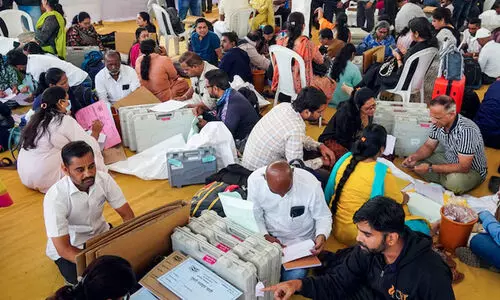 ക്ഷേത്രദർശനത്തിനെന്ന് പറഞ്ഞ് ബസുകളിൽ സ്ത്രീകളെ കൊണ്ടുപോയത് കള്ള വോട്ട് ചെയ്യിപ്പിക്കാൻ; മഹാരാഷ്ട്ര തെരഞ്ഞെടുപ്പിൽ പരാതി