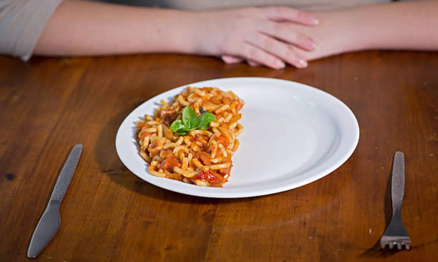 രാത്രി വയർ നിറയെ ഭക്ഷണം കഴിച്ച് ഉറങ്ങുന്നവരാണോ? എങ്കിൽ ഈ അപകടം അറിഞ്ഞിരിക്കണം!