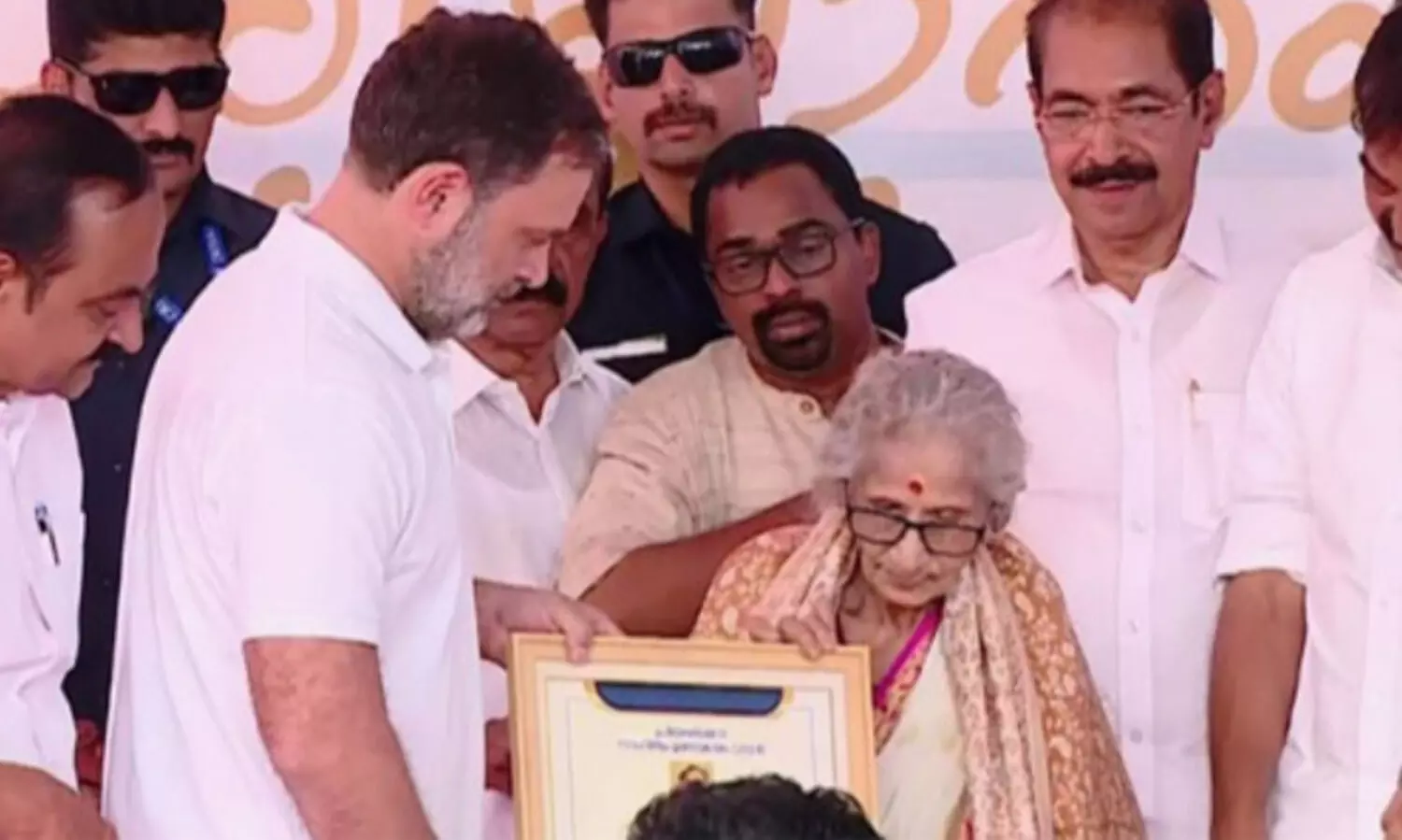 പ്ര​ഫ.​എം. ലീ​ലാ​വ​തി ടീ​ച്ച​റു​ടെ ജീ​വി​തം മാ​തൃ​ക   -രാ​ഹു​ൽ ഗാ​ന്ധി