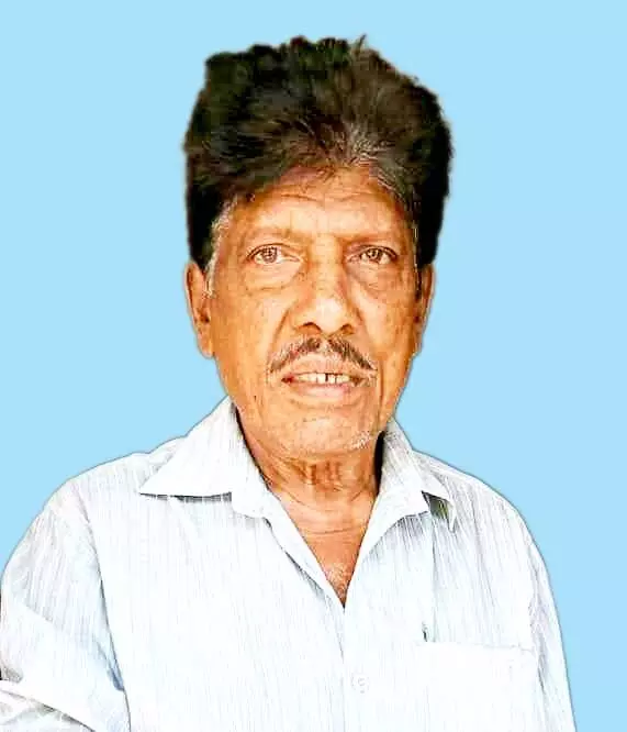 ആ​ക്ര​മ​ണ​ത്തി​ൽ  നാ​ലു വ​യ​സ്സു​കാ​ര​ന്  ഗു​രു​ത​ര പ​രി​ക്ക്  ഒ​റ്റ​പ്പാ​ലം: തോ​ട്ട​ക്ക​ര​യി​ൽ വ​യോ​ദ​മ്പ​തി​ക​ൾ വെ​ട്ടേ​റ്റു മ​രി​ച്ചു. ഇ​വ​രു​ടെ വ​ള​ർ​ത്തു​മ​ക​ളു​ടെ നാ​ലു വ​യ​സ്സു​കാ​ര​നാ​യ മ​ക​ന് ആ​​ക്ര​മ​ണ​ത്തി​ൽ ഗു​രു​ത​ര പ​രി​ക്കേ​റ്റു. സം​ഭ​വ​ത്തി​ൽ വ​ള​ർ​ത്തു​മ​ക​ളു​ടെ ഭ​ർ​ത്താ​വി​നെ ഒ​റ്റ​പ്പാ​ലം പൊ​ലീ​സ് അ​റ​സ്റ്റ് ചെ​യ്തു. തോ​ട്ട​ക്ക​ര നാ​ല​ക​ത്ത് വീ​ട്ടി​ൽ ന​സീ​ർ (63), ഭാ​ര്യ സു​ഹ​റ (60) എ​ന്നി​വ​രാ​ണ് വെ​ട്ടേ​റ്റു മ​രി​ച്ച​ത്. ഇ​വ​രു​ടെ വ​ള​ർ​ത്തു​മ​ക​ൾ സു​ൽ​ഫി​യ​ത്തി​ന്റെ മ​ക​നാ​ണ് ഗു​രു​ത​ര​മാ​യി പ​രി​ക്കേ​റ്റ​ത്. സു​ൽ​ഫി​യ​ത്തി​ന്റെ ഭ​ർ​ത്താ​വ് പൊ​ന്നാ​നി സ്വ​ദേ​ശി​യു​മാ​യ മു​ഹ​മ്മ​ദ് റാ​ഫി​യാ​ണ് അ​റ​സ്റ്റി​ലാ​യ​ത്. നാ​ടി​നെ ന​ടു​ക്കി​യ  ഇ​ര​ട്ട​ക്കൊ​ല​പാ​ത​ക വാ​ർ​ത്ത​യു​മാ​യാ​ണ് തി​ങ്ക​ളാ​ഴ്ച പു​ല​ർ​ന്ന​ത്. ഞാ​യ​റാ​ഴ്ച രാ​ത്രി 12ഓ​ടെ​യാ​ണ് തോ​ട്ട​ക്ക​ര​യി​ലെ വീ​ട്ടി​ൽ ക​യ​റി പ്ര​തി ആ​ക്ര​മ​ണം ന​ട​ത്തി​യ​ത്. സം​ഭ​വ​സ​മ​യ​ത്ത് ദ​മ്പ​തി​ക​ളും വ​ള​ർ​ത്തു​മ​ക​ളും  നാ​ലു വ​യ​സ്സു​കാ​ര​നും മാ​ത്ര​മാ​ണ് വീ​ട്ടി​ലു​ണ്ടാ​യി​രു​ന്ന​ത്. ആ​ക്ര​മ​ണ​ത്തി​നി​ടെ പ​രി​ക്കേ​റ്റ കു​ട്ടി​യു​മാ​യി സു​ൽ​ഫി​യ​ത്ത് പ്രാ​ണ​ര​ക്ഷാ​ർ​ഥം വീ​ട്ടി​ൽ​നി​ന്ന് പു​റ​ത്തേ​ക്ക് ഓ​ടു​ന്ന​ത് ക​ണ്ട നാ​ട്ടു​കാ​രി​ൽ ചി​ല​ർ ന​ട​ത്തി​യ അ​ന്വേ​ഷ​ണ​ത്തി​ലാ​ണ് സം​ഭ​വം പു​റ​ത്താ​യ​ത്. യു​വ​തി ന​ൽ​കി​യ വി​വ​ര​ത്തി​ന്റെ അ​ടി​സ്ഥാ​ന​ത്തി​ൽ നാ​ട്ടു​കാ​രും ബ​ന്ധു​ക്ക​ളും വീ​ട്ടി​ലെ​ത്തി​യ​പ്പോ​ഴാ​ണ് ന​സീ​റി​നെ​യും സു​ഹ​റ​യെ​യും കൊ​ല്ല​പ്പെ​ട്ട നി​ല​യി​ൽ ക​ണ്ട​ത്.   പൊ​ലീ​സ് സ്ഥ​ല​ത്തെ​ത്തി​യ സ​മ​യ​ത്ത് മു​ഹ​മ്മ​ദ് റാ​ഫി​യെ കൈ​ഞ​ര​മ്പ് മു​റി​ച്ച നി​ല​യി​ൽ ക​ണ്ടെ​ത്തി. പൊ​ലീ​സി​ന്റെ സാ​മീ​പ്യം തി​രി​ച്ച​റി​ഞ്ഞ​തോ​ടെ ഇ​യാ​ൾ ഓ​ടി​ര​ക്ഷ​പ്പെ​ട്ടു.  തു​ട​ർ​ന്ന് പൊ​ലീ​സും നാ​ട്ടു​കാ​രും ചേ​ർ​ന്ന് മ​ണി​ക്കൂ​റു​ക​ൾ തി​ര​ച്ചി​ൽ ന​ട​ത്തി​യാ​ണ് പു​ല​ർ​ച്ച നാ​ലോ​ടെ സ​മീ​പ​ത്തെ ഖ​ബ​ർ​സ്ഥാ​ൻ സ്ഥി​തി​ചെ​യ്യു​ന്ന പ​ള്ളി​ക്കാ​ട്ടി​ൽ​നി​ന്ന് ഇ​യാ​ളെ പി​ടി​കൂ​ടി​യ​ത്. ആ​ക്ര​മ​ണ​ത്തി​ൽ പ​രി​ക്കേ​റ്റ കു​ട്ടി​യെ താ​ലൂ​ക്ക് ആ​ശു​പ​ത്രി​യി​ലും പി​ന്നീ​ട് വാ​ണി​യം​കു​ള​ത്തെ സ്വ​കാ​ര്യ ആ​ശു​പ​ത്രി​യി​ലും പ്ര​വേ​ശി​പ്പി​ച്ചു. കു​ടും​ബ​വ​ഴ​ക്കാ​ണ് ആ​ക്ര​മ​ണ​ത്തി​ന് കാ​ര​ണ​മെ​ന്നാ​ണ് അ​റി​യു​ന്ന​ത്. പ്ര​തി​യെ പൊ​ലീ​സ് ചോ​ദ്യം​ചെ​യ്യു​ക​യാ​ണ്. ഫോ​റ​ൻ​സി​ക് സം​ഘ​വും വി​ര​ല​ട​യാ​ള വി​ദ​ഗ്ധ​രും സ്ഥ​ല​ത്തെ​ത്തി പ​രി​ശോ​ധ​ന ന​ട​ത്തി.   സം​ഭ​വ​സ​മ​യ​ത്ത് പ്ര​തി ല​ഹ​രി ഉ​പ​യോ​ഗി​ച്ചി​രു​ന്നെ​ന്ന നി​ഗ​മ​ന​ത്തി​ലാ​ണ് പൊ​ലീ​സ്. പ്ര​തി​യെ ക​സ്റ്റ​ഡി​യി​ലെ​ടു​ത്ത് ചോ​ദ്യം​ചെ​യ്ത​പ്പോ​ഴാ​ണ് ല​ഹ​രി ഉ​പ​യോ​ഗി​ച്ച​തി​​ന്റെ ല​ക്ഷ​ണ​ങ്ങ​ൾ വെ​ളി​പ്പെ​ട്ട​തെ​ന്നും നേ​ര​ത്തേ ല​ഹ​രി​ക്ക​ട​ത്തു​മാ​യി ബ​ന്ധ​പ്പെ​ട്ട കേ​സി​ൽ ഇ​യാ​ൾ ഉ​ൾ​പ്പെ​ട്ടി​രു​ന്ന​താ​യും പൊ​ലീ​സ് പ​റ​ഞ്ഞു. ശാ​സ്ത്രീ​യ​മാ​യ സ്ഥി​രീ​ക​ര​ണ​ത്തി​ന് ര​ക്ത​സാ​മ്പ്ൾ പ​രി​ശോ​ധ​ന​ക്ക് അ​യ​ച്ചി​ട്ടു​ണ്ടെ​ന്നും ജി​ല്ല പൊ​ലീ​സ് മേ​ധാ​വി അ​റി​യി​ച്ചു.