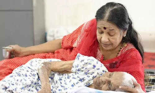 അമ്മയെ ഉപേക്ഷിക്കണമെന്ന് വാശിപിടിച്ച ഭർത്താവിനെ ഉപേക്ഷിച്ച് അമ്മക്ക് കാവലിരുന്നു; നടി ലൗലി ബാബുവിനെ തനിച്ചാക്കി അമ്മ യാത്രയായി