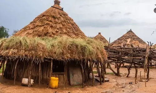 പുഴക്കരകളിലെ ആദിവാസി ജീവിതം; കു​ടി​ലു​കെ​ട്ടി താ​മ​സം തു​ട​ങ്ങി