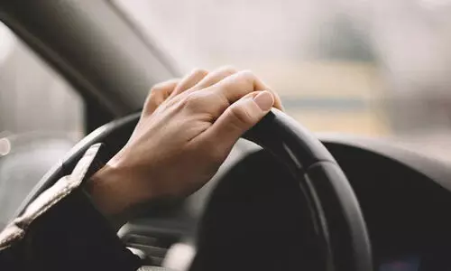 ഡ്രൈവിങ്ങിനിടെ അശ്രദ്ധ: ഓൺലൈൻ ടാക്സി ഡ്രൈവർക്കെതിരെ നടപടി