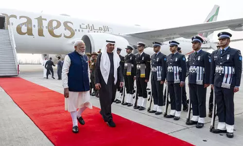 യു.എ.ഇ പ്രസിഡന്‍റ് ഇന്ത്യയിൽ; വിമാനത്താവളത്തിൽ  നേരിട്ടെത്തി സ്വീകരിച്ച് പ്രധാനമന്ത്രി മോദി