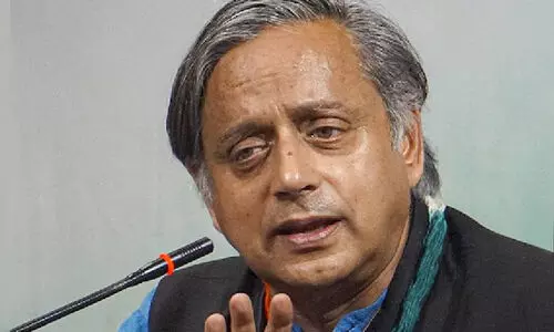 കോൺഗ്രസ് മഹാപഞ്ചായത്തിൽ വേണ്ടത്ര പരിഗണന ലഭിച്ചില്ല, പരിപാടി തീരുംമുമ്പേ വേദി വിട്ട് തരൂർ; നേതാക്കളെ അതൃപ്തി അറിയിച്ചു