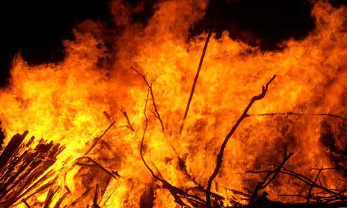 തീ​പി​ടി​ത്ത​ത്തി​ൽ മ​രി​ച്ച ഉ​ദ്യോ​ഗ​സ്ഥ​ന് വി​ട