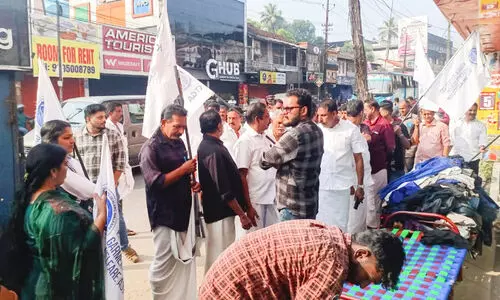 ഇനിയും സഹിക്കാൻ വയ്യ...വഴിയോര കച്ചവടം, പ്രതിഷേധവുമായി വ്യാപാരികൾ