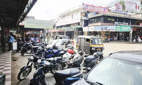 എന്നുതീരുമീ ദുരിതം; തോന്നുംപോലെ വാഹനങ്ങൾ പാർക്ക് ചെയ്ത് ഉടമകൾ, കാ​ൽ ന​ട​യാ​ത്രി​ക​ർ വ​ല​യു​ന്നു