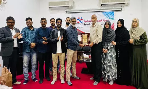 പ്ര​വാ​സ ജീ​വി​തം അ​വ​സാ​നി​പ്പി​ച്ച് മ​ട​ങ്ങു​ന്ന അ​ഹ്‌​മ​ദ് റ​ഫീ​ഖി​നും കു​ടും​ബ​ത്തി​നും യാ​ത്ര​യ​യ​പ്പ് ന​ൽ​കി