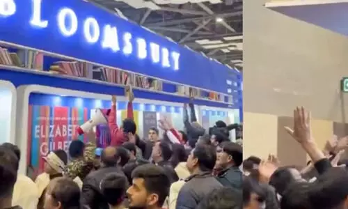 വായനക്കാരും മോഷ്ടിക്കും; ന്യൂഡൽഹി വേൾഡ് ബുക്ക് ഫെയറിൽ ബുക് സ്റ്റാളുകൾ കൊള്ളയടിച്ച് സന്ദർശകർ