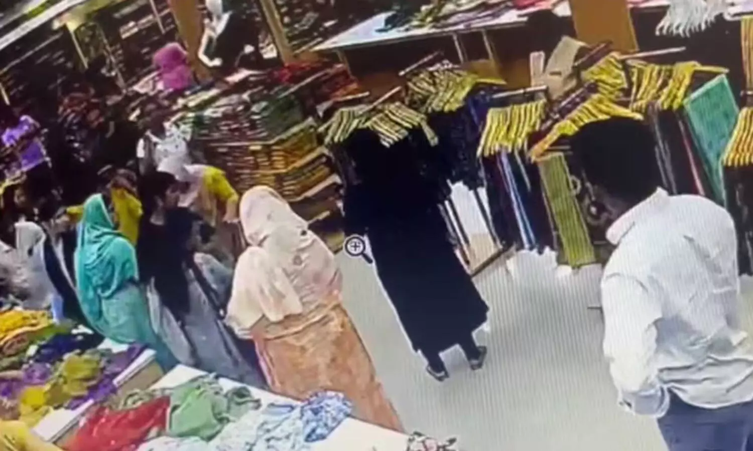 വിവാഹത്തെ എതിർത്തു, യുവതിയുടെ മുഖത്ത് കറിക്കത്തി കൊണ്ട് കുത്തി മകന്‍റെ പെൺസുഹൃത്ത്; ആക്രമണം വസ്ത്രവ്യാപാര സ്ഥാപനത്തിലെത്തി