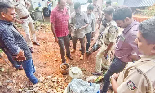 ക​രേ​റ്റ​യി​ൽ ക​ണ്ടെ​ത്തി​യ​ത് ബോം​ബ് നി​ർ​മാ​ണ സാ​മ​ഗ്രി​ക​ളു​ടെ വ​ൻ ശേ​ഖ​രം