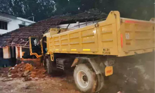 ടിപ്പർ വീട്ടിലേക്ക് ഇടിച്ചുകയറി; അഞ്ചുപേർക്ക് പരിക്ക്