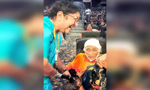 പാട്ടിന് ശുപാർശക്കെത്തിയ വിജയമ്മയെ പാടിച്ചാദരിച്ച് മന്ത്രി