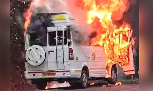 വി​നോ​ദ സ​ഞ്ചാ​രി​ക​ളു​മാ​യി വ​ന്ന വാ​ഹ​നം ക​ത്തി​