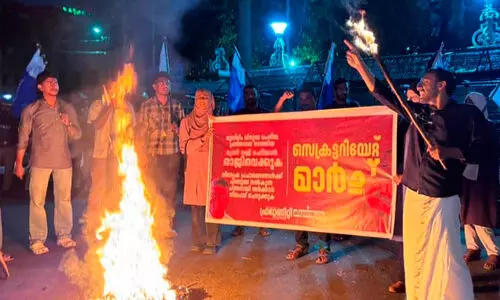 മന്ത്രി സജി ചെറിയാന്റെ കോലം കത്തിച്ചു മന്ത്രി സജി ചെറിയാന്റെ കോലം കത്തിച്ചു
