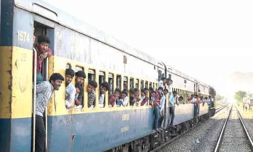 എറണാകുളം-ആലപ്പുഴ തീരദേശ റെയിൽപാതയിൽ ‘ദുരിതയാത്ര’