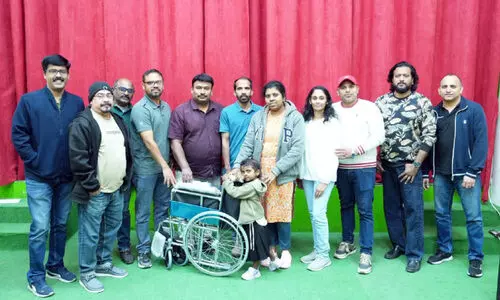 ബ​ഹ്‌​റൈ​ൻ ഫെ​ഡ് അം​ഗ​ങ്ങ​ൾ​ക്ക് വീ​ൽ​ചെ​യ​ർ കൈ​മാ​റി