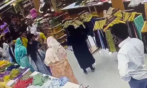 വിവാഹത്തെ എതിർത്തു, യുവതിയുടെ മുഖത്ത് കറിക്കത്തി കൊണ്ട് കുത്തി മകന്‍റെ പെൺസുഹൃത്ത്; ആക്രമണം വസ്ത്രവ്യാപാര സ്ഥാപനത്തിലെത്തി