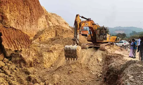 ദേ​ശീ​യ​പാ​ത​ കു​പ്പം ക​പ്പ​ണ​ത്ത​ട്ടി​ൽ വീ​ണ്ടും മ​ണ്ണി​ടി​ഞ്ഞു