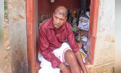 അധികൃതർ കാണുന്നില്ലേ? ഇതോ അതിദാരിദ്ര്യ മുക്ത കേരളം; മുക്കത്ത്‌ രണ്ടു വർഷത്തിലധികമായി 60 കാരന്റെ താമസം ശുചിമുറിയിൽ
