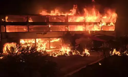 ​ലോറിയുമായി കൂട്ടിയിടിച്ച് ബസിന് തീപിടിച്ചു; മൂന്ന് മരണം