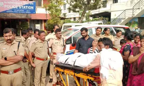 വാഹനമിടിച്ച് ദമ്പതികൾ മരിച്ച സംഭവം; പൊലീസ് നടപടിയിൽ പ്രതിഷേധം ശക്തം വാഹനമിടിച്ച് ദമ്പതികൾ മരിച്ച സംഭവം; പൊലീസ് നടപടിയിൽ പ്രതിഷേധം ശക്തം