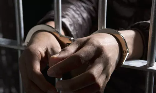 സീ​ബി​ലും ബൗ​ഷ​റി​ലും മ​യ​ക്കു​മ​രു​ന്ന് വി​ത​ര​ണം; ര​ണ്ടു​പേ​ർ പി​ടി​യി​ൽ