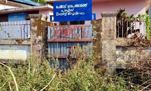 ഉദ്ഘാടനം കാത്ത് മൂന്ന് വർഷം; കാടുകയറി നശിച്ച് പൊതു ശൗചാലയം