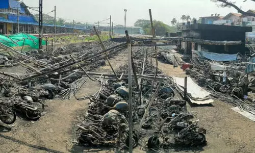 റെയില്‍വേ സ്റ്റേഷന്‍ പാര്‍ക്കിങ് ഏരിയയിലെ തീപിടിത്തം; നഷ്ടപരിഹാരം വേഗത്തിലാക്കണം -കലക്ടർ