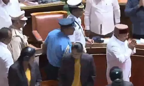 നയപ്രഖ്യാപന പ്രസംഗം മുഴുവൻ വായിക്കാതെ നിയമസഭ വിട്ടിറങ്ങി കർണാടക ഗവർണർ; സുപ്രീംകോടതിയെ സമീപിക്കുമെന്ന് സിദ്ധരാമയ്യ