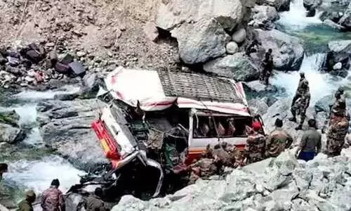 ജമ്മുകശ്മീരിൽ വാഹനം കൊക്കയിലേക്ക് മറിഞ്ഞ് പത്ത് സൈനികർക്ക് വീരമൃത്യു; ഒമ്പത് പേർക്ക് പരിക്കേറ്റു