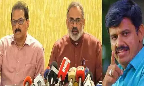 രണ്ട് മുതലാളിമാർ ഒന്നിക്കുമ്പോൾ ലാഭവിഹിതമായിരിക്കും ചിന്ത, കോർപ്പറേറ്റ് താൽപര്യങ്ങളും വർഗീയതയും ഒരു പാത്രത്തിൽ വിളമ്പിയാൽ അത് വിഴുങ്ങാൻ ഇവിടെ ആരെയും കിട്ടില്ല; സന്ദീപ് വാര്യർ രണ്ട് മുതലാളിമാർ ഒന്നിക്കുമ്പോൾ ലാഭവിഹിതമായിരിക്കും ചിന്ത, കോർപ്പറേറ്റ് താൽപര്യങ്ങളും വർഗീയതയും ഒരു പാത്രത്തിൽ വിളമ്പിയാൽ അത് വിഴുങ്ങാൻ ഇവിടെ ആരെയും കിട്ടില്ല; സന്ദീപ് വാര്യർ