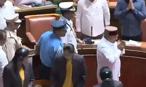 കർണാടക ഗവർണർക്കെതിരെ നടപടിക്ക് സർക്കാർ