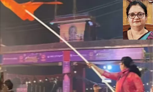 കാ​വി​ക്കൊ​ടി പി​ടി​ച്ച ഉ​ഡു​പ്പി ജി​ല്ല ക​ല​ക്ട​ർ​ക്കെ​തി​രെ കോ​ൺഗ്രസിന്‍റെ പ​രാ​തി