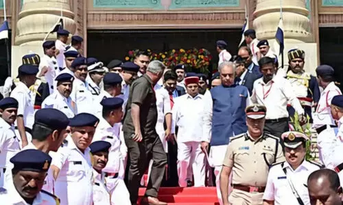 ക​ർ​ണാ​ട​ക സ​ർ​ക്കാ​റി​ന്റെ പ്ര​സം​ഗം ഒ​ഴി​വാ​ക്കി ഗ​വ​ർ​ണ​ർ സ​ഭ വി​ട്ടു
