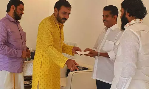 ഉണ്ണികൃഷ്ണൻ പോറ്റിയിൽ നിന്ന് സമ്മാനം വാങ്ങുന്ന അടൂർ പ്രകാശിന്റെ ചിത്രങ്ങൾ പുറത്ത് ഉണ്ണികൃഷ്ണൻ പോറ്റിയിൽ നിന്ന് സമ്മാനം വാങ്ങുന്ന അടൂർ പ്രകാശിന്റെ ചിത്രങ്ങൾ പുറത്ത്