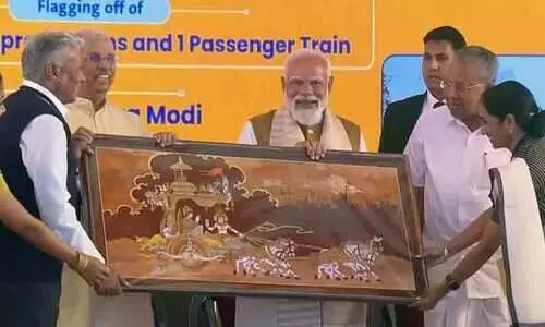 പ്രധാനമന്ത്രി തലസ്ഥാനത്ത്; ട്രെയിനുകൾ ഫ്ളാഗ് ഓഫ് ചെയ്തു പ്രധാനമന്ത്രി തലസ്ഥാനത്ത്; ട്രെയിനുകൾ ഫ്ളാഗ് ഓഫ് ചെയ്തു